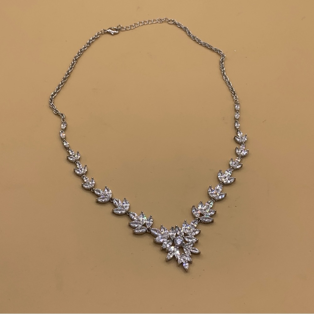 Elegant Artificial Silver Necklace with Artificial Crystal Accents